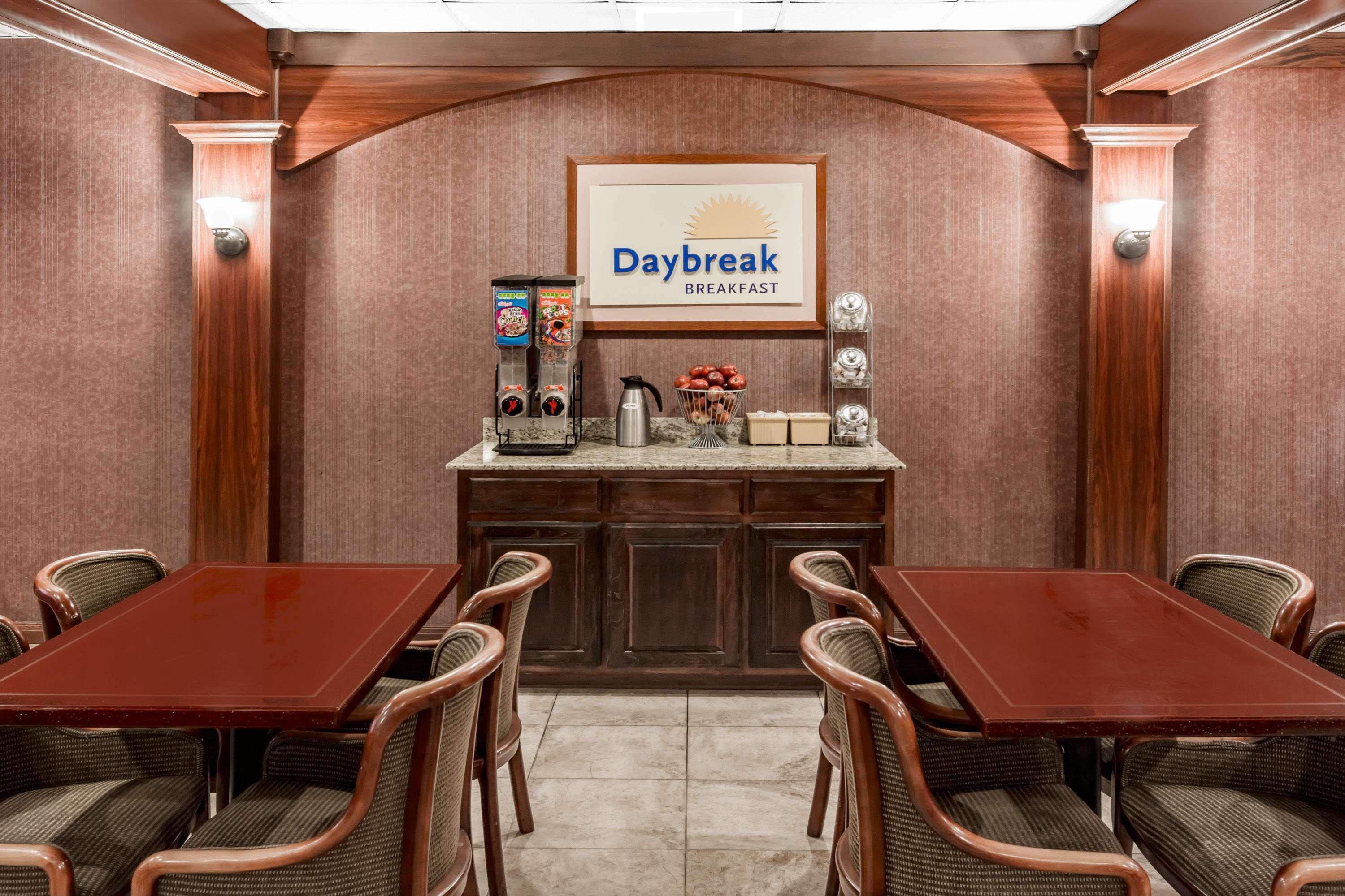 Days Inn & Suites By Wyndham Jennings Extérieur photo