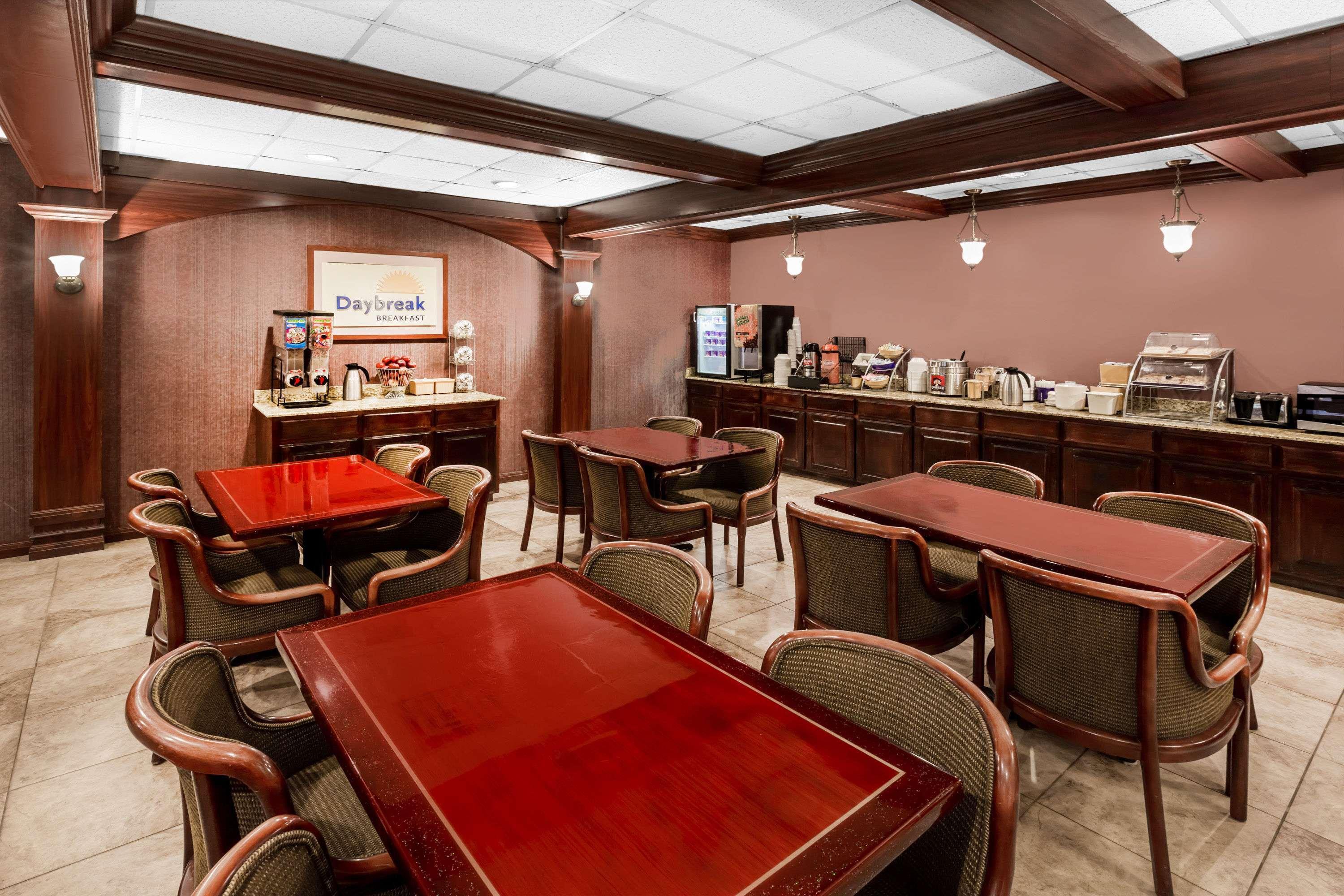 Days Inn & Suites By Wyndham Jennings Extérieur photo