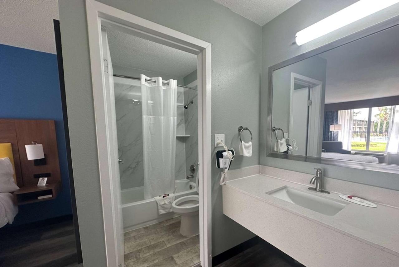 Days Inn & Suites By Wyndham Jennings Extérieur photo