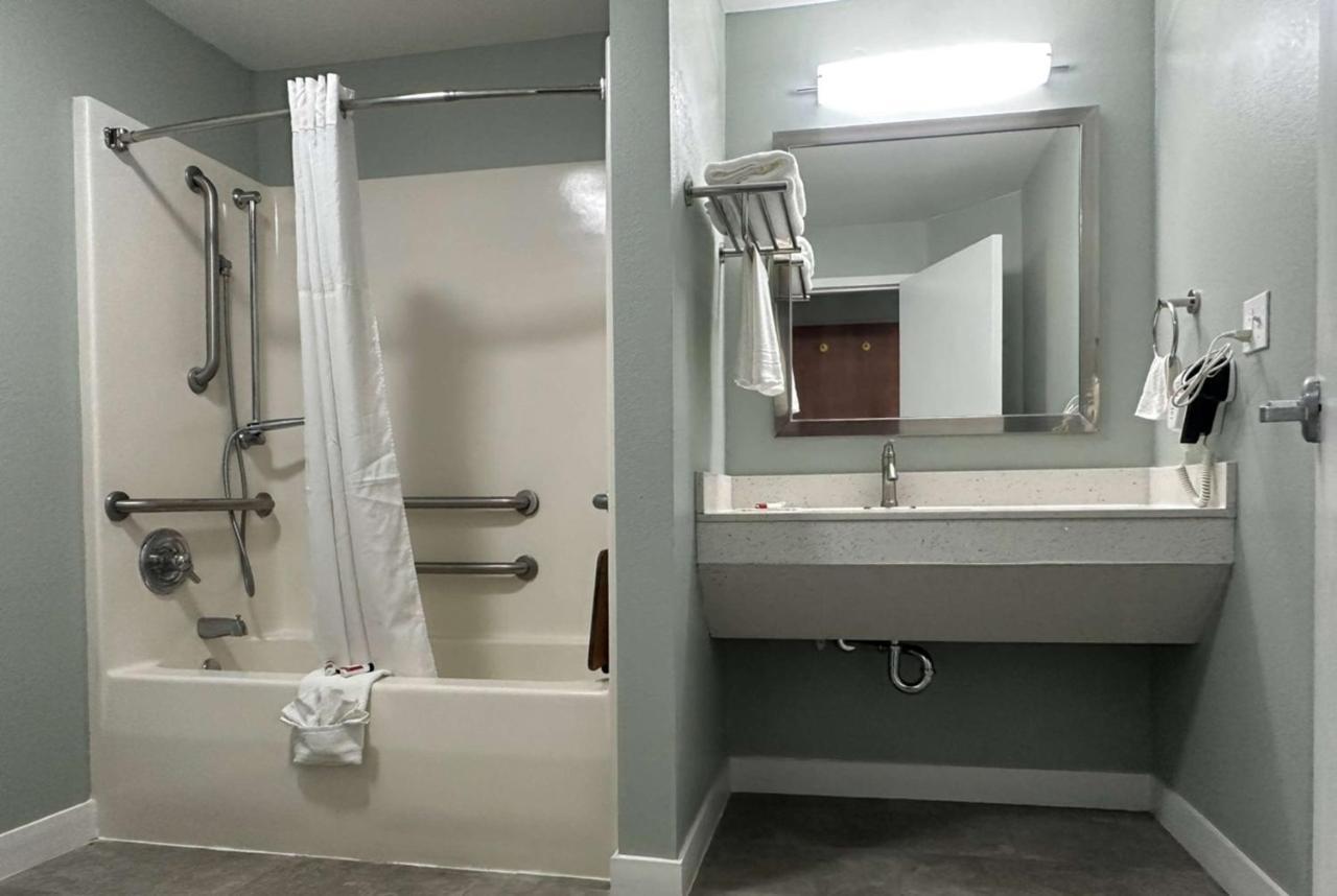 Days Inn & Suites By Wyndham Jennings Extérieur photo