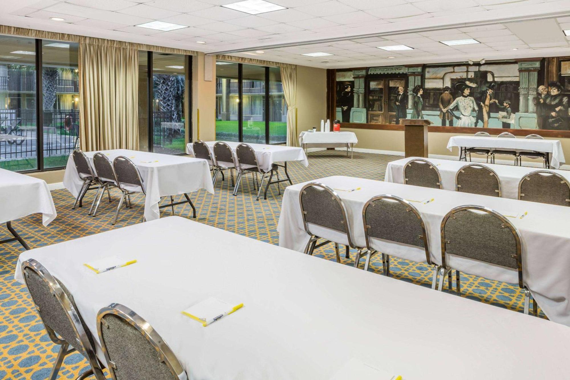 Days Inn & Suites By Wyndham Jennings Extérieur photo
